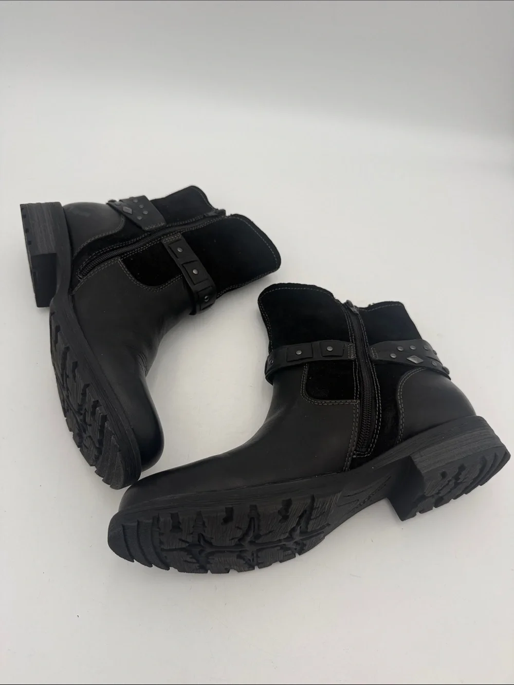 Earth Women's Black Leather Ankle Boots women 10M Studded Strap faux fur lined
